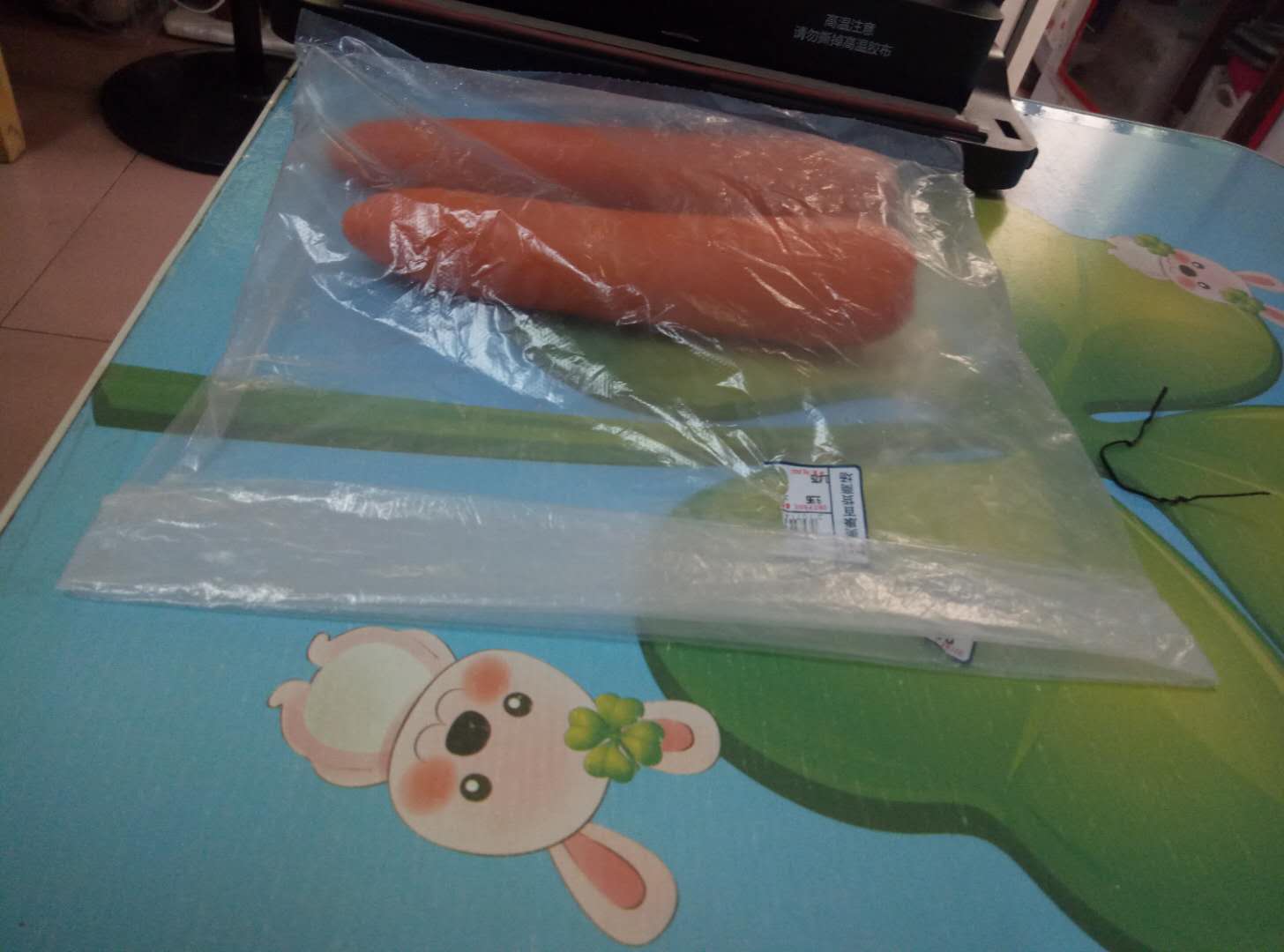 塑料袋二次折叠完成,准备进行封口