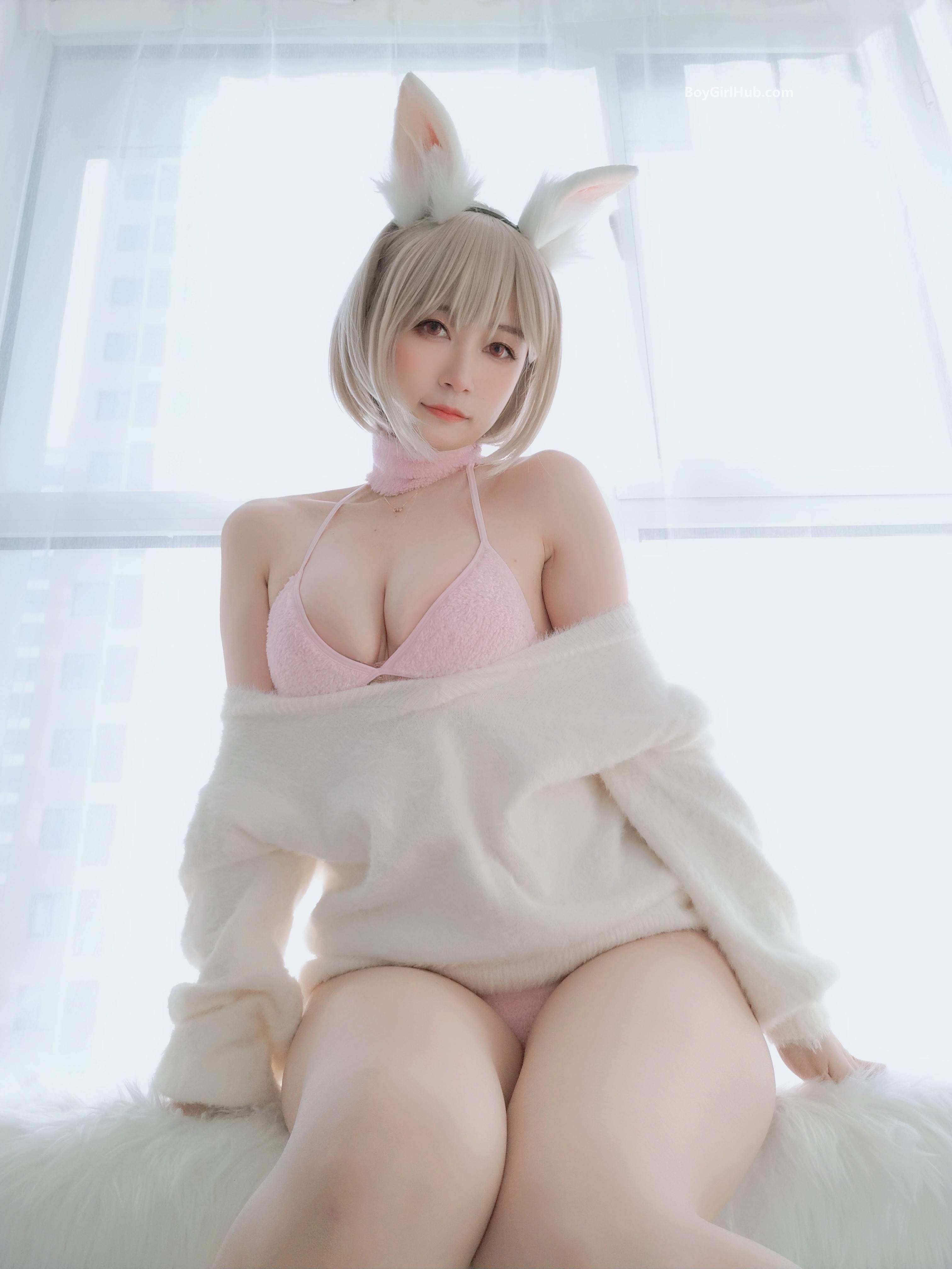 短发女生性感装扮