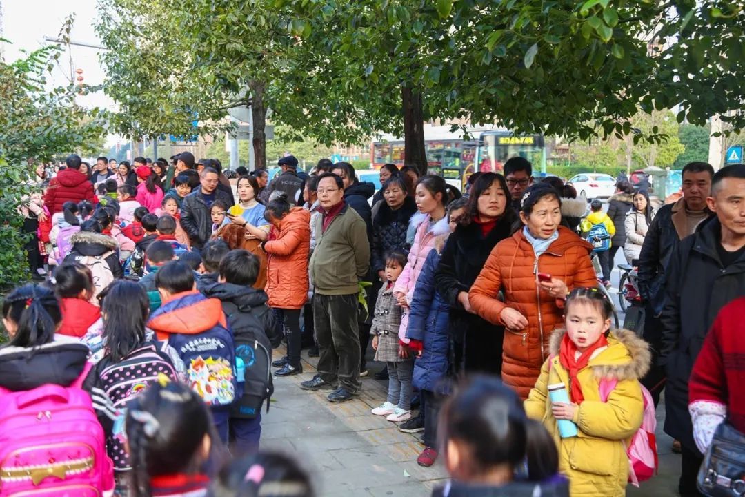 小学放学场景