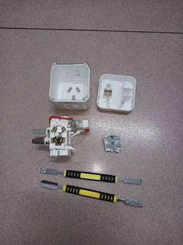 魔方插座拆解工具和拆解后的结构